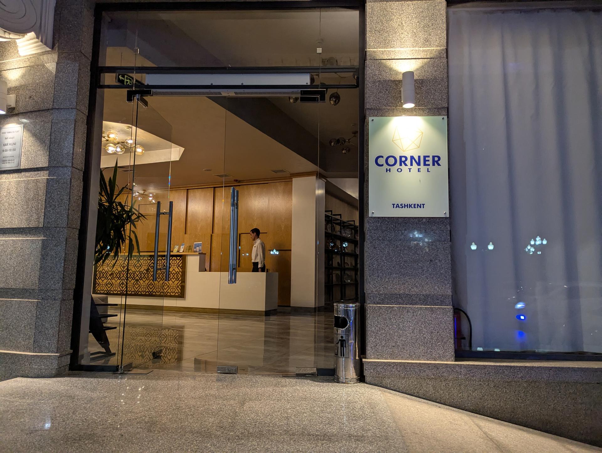 Corner Hotel の玄関