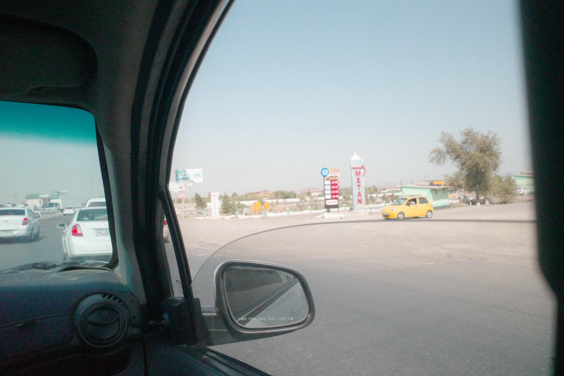 クーラーはないけど、窓から吹き込んでくる風が気持ちいい