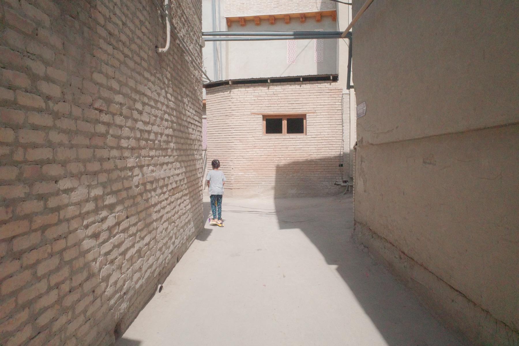 日干しレンガに囲まれた路地