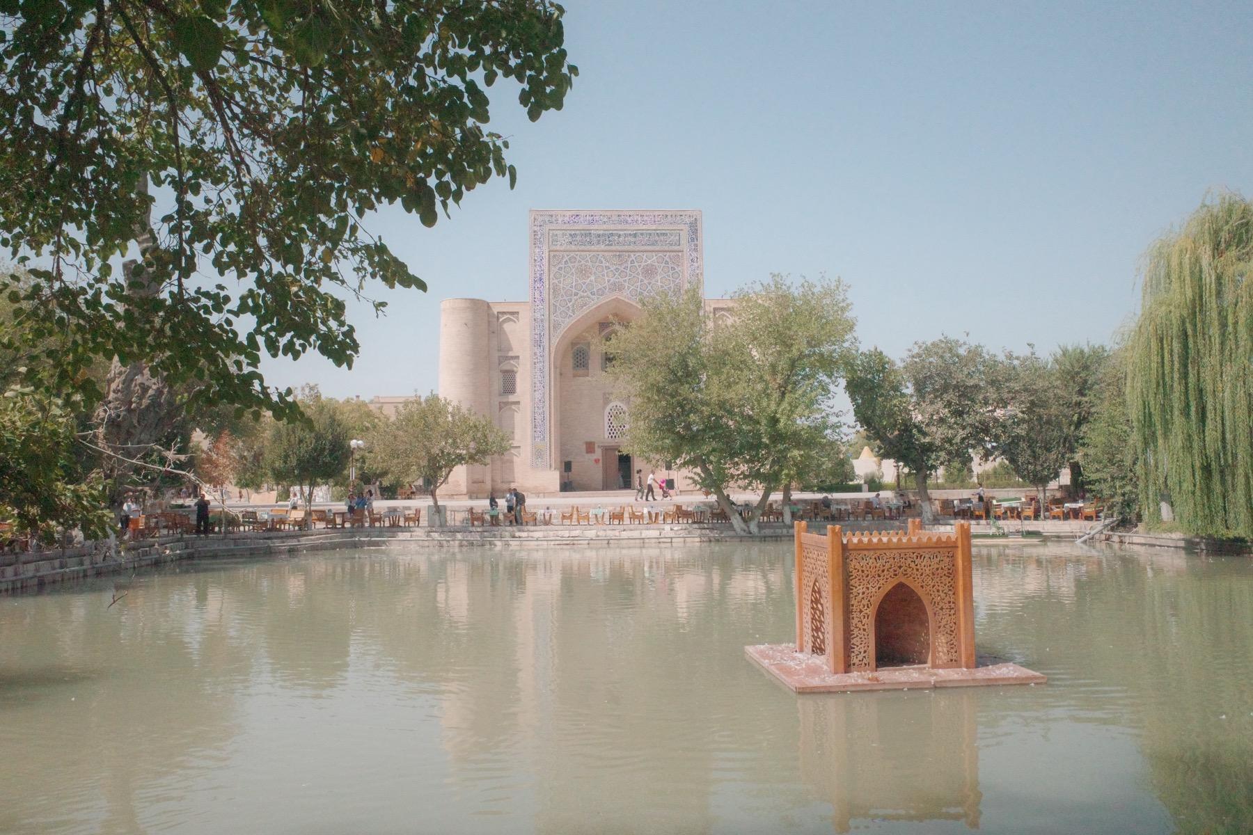 ラビハウズ越しに見えるナディール・ディヴァンベギ・メドレセ