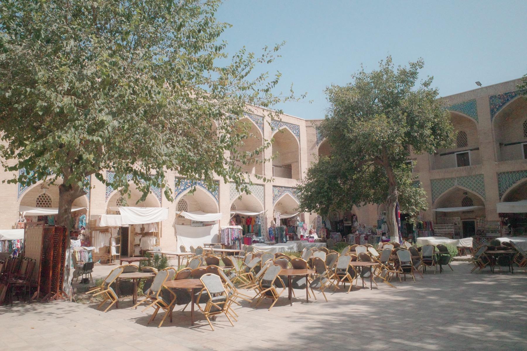 ナディール・ディヴァンベギ・メドレセの中庭