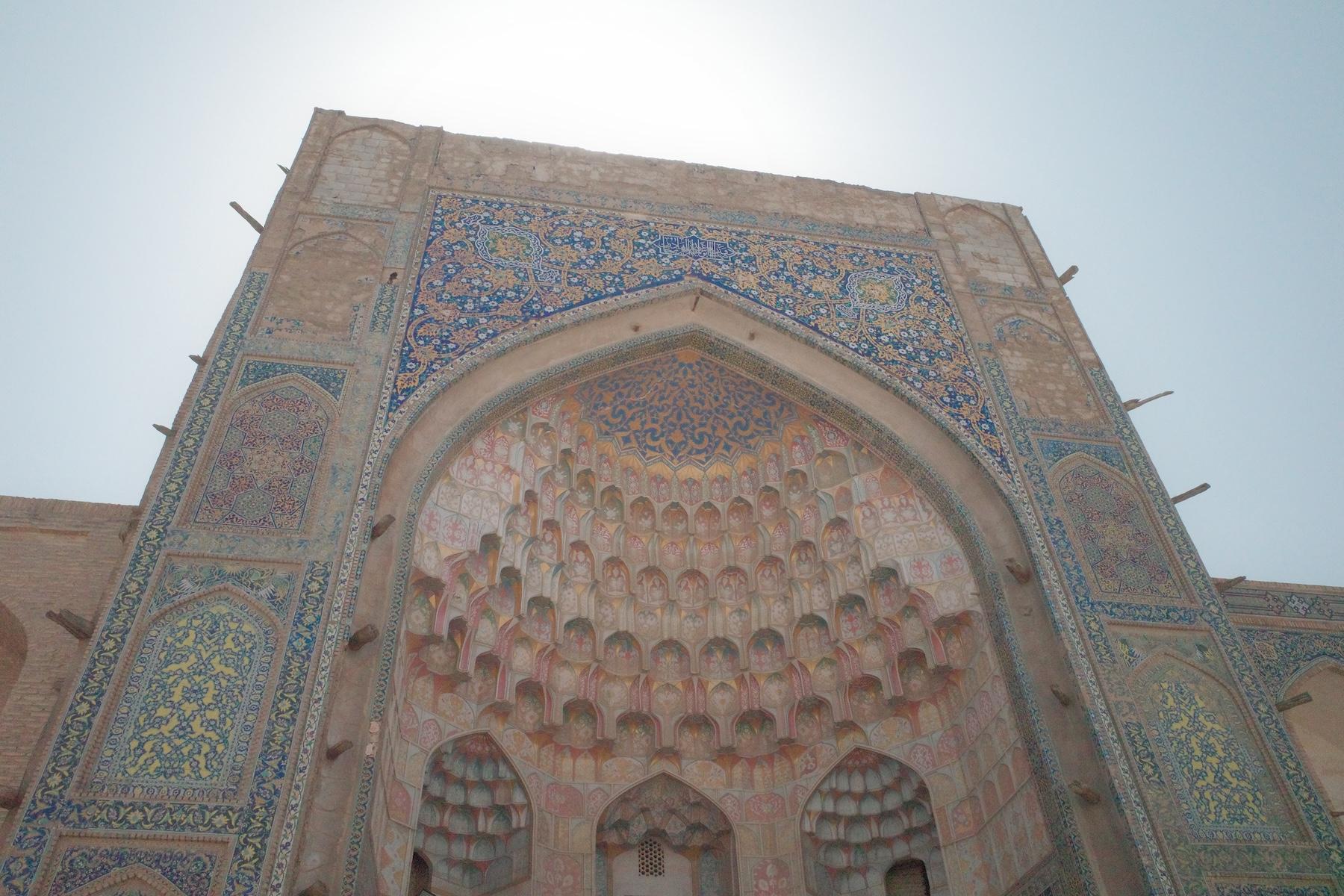 イスラム装飾が美しいアブドゥルアジズ・ハン・メドレセ