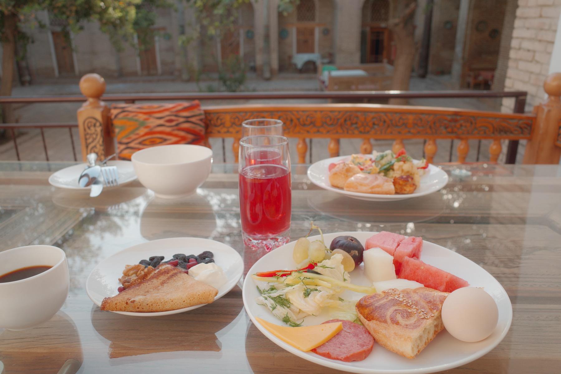 充実した朝食を美しい中庭でいただく