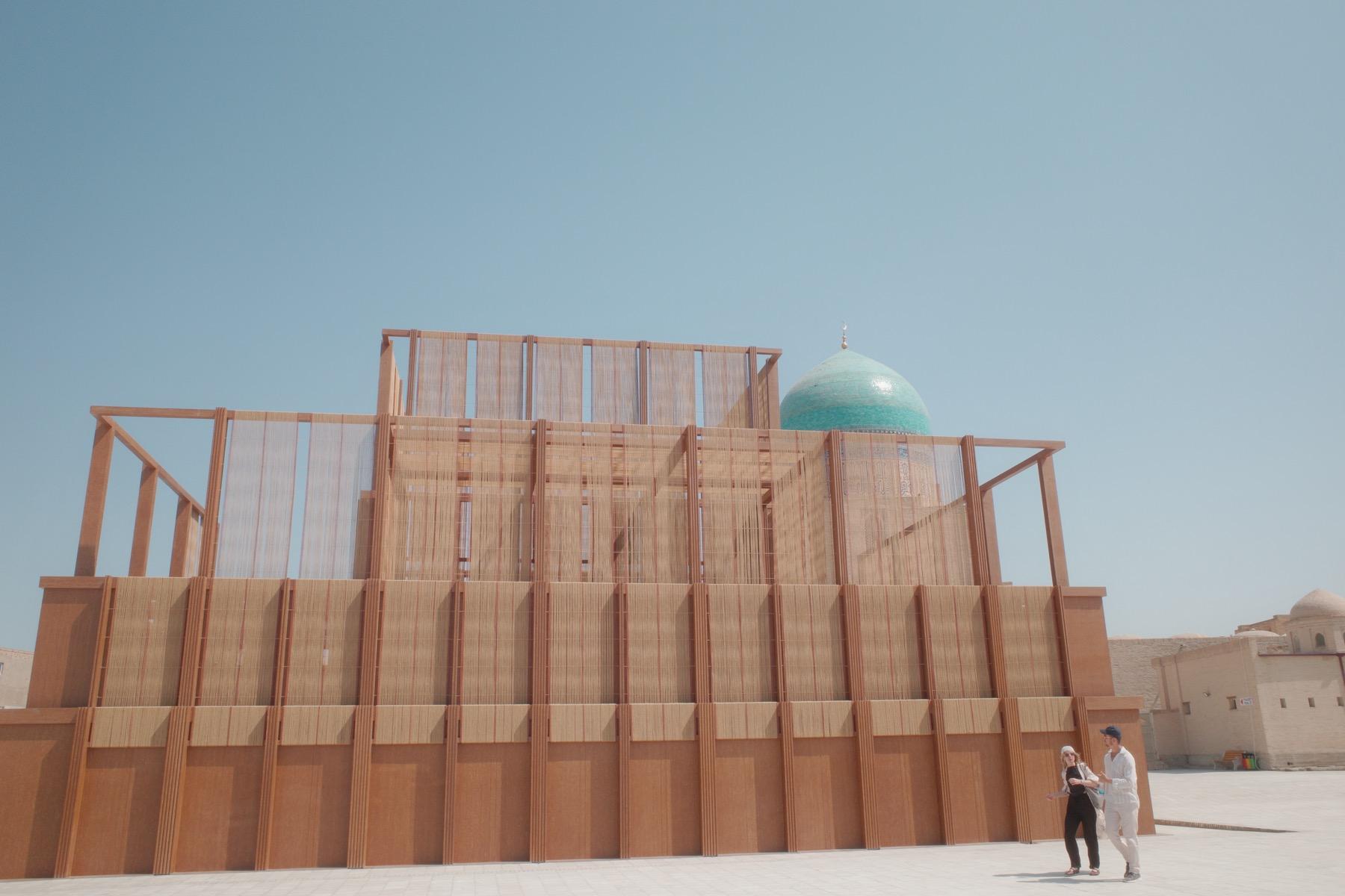 ブハラ・ビエンナーレの作品の一つ。サウジアラビアで作られた作品で、イスラム教の祈りの場を表現した建物らしい