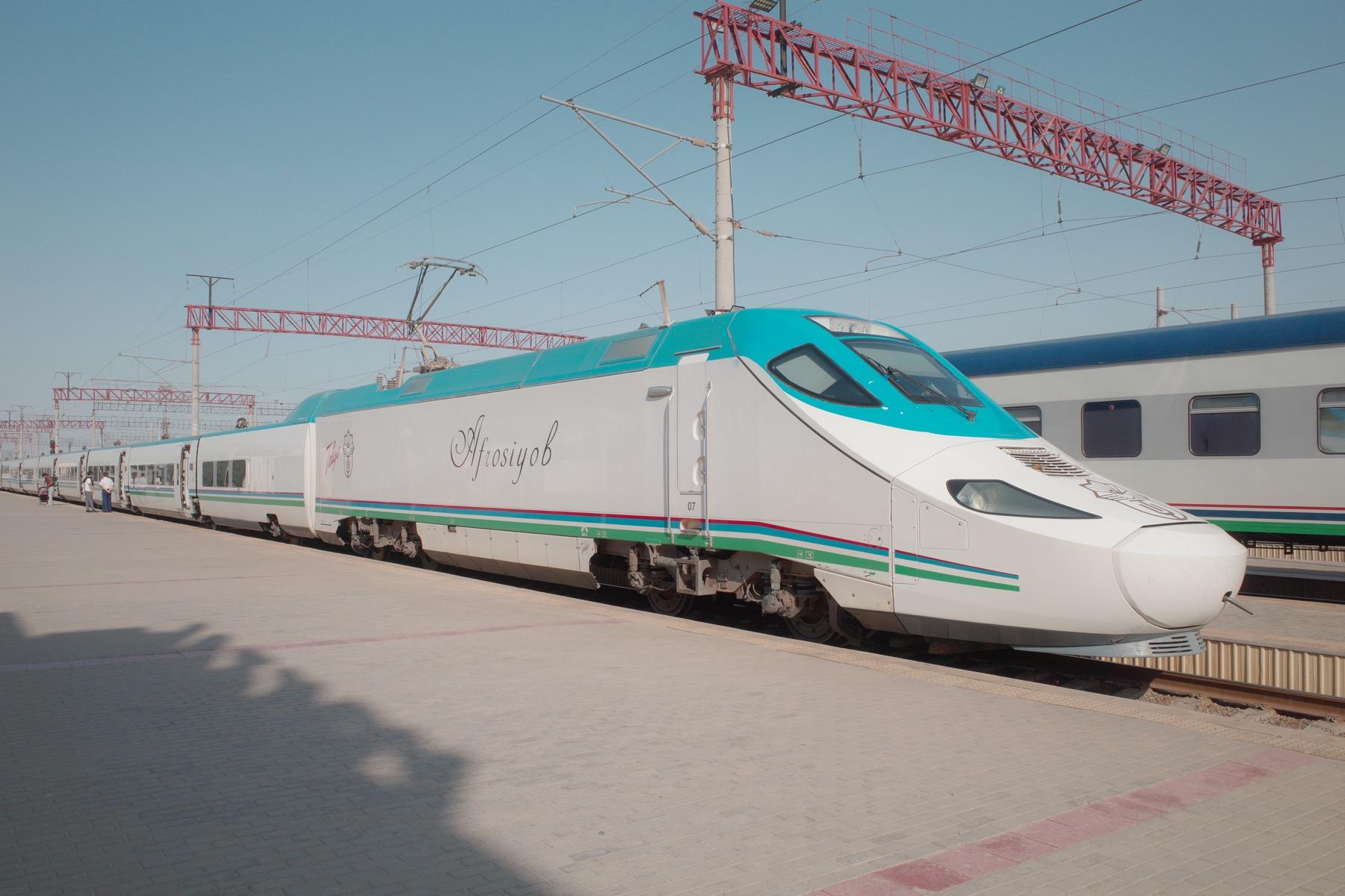 これから乗るアフラシャブ号。スペイン製の高速車両「タルゴ」が使われてる