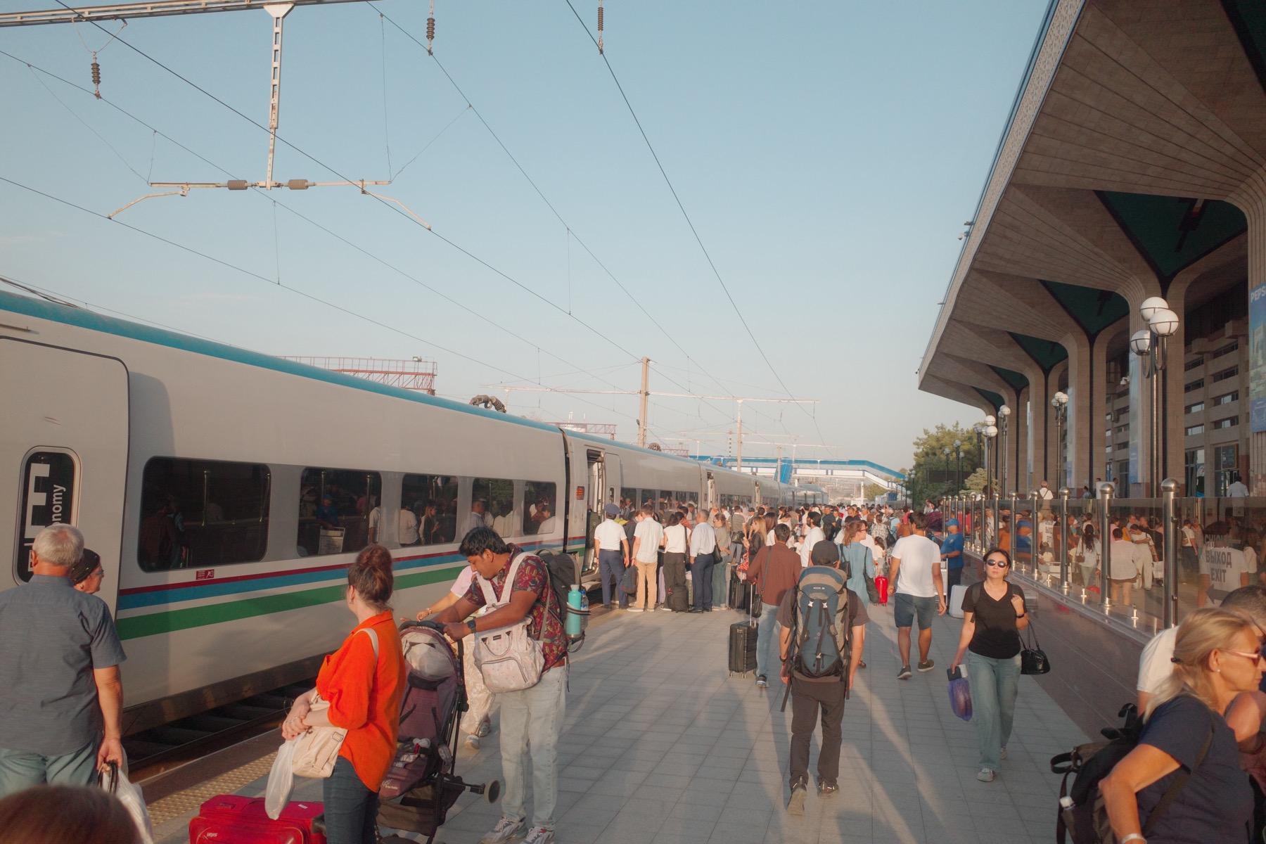 さすが第二の都市。乗客が多い