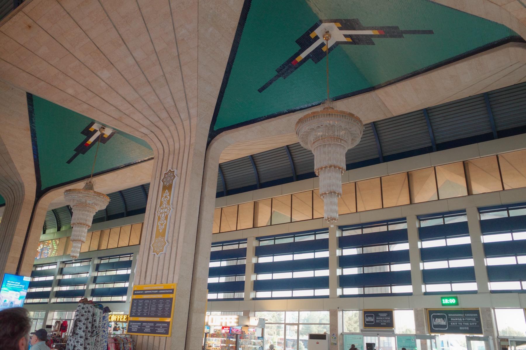 駅舎の天井がかっこいい