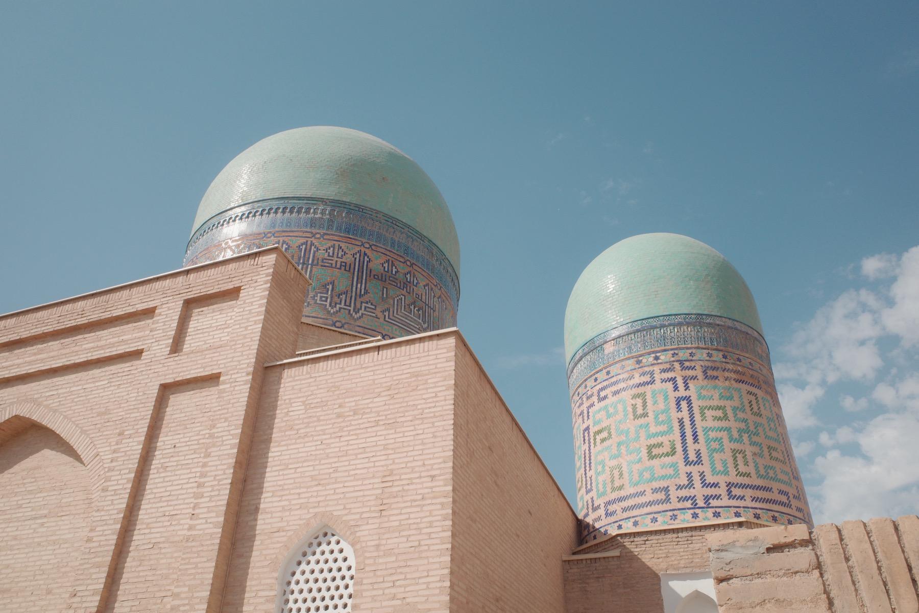 かわいらしいドームが2つ並ぶカズィザデ・ルミ廟
