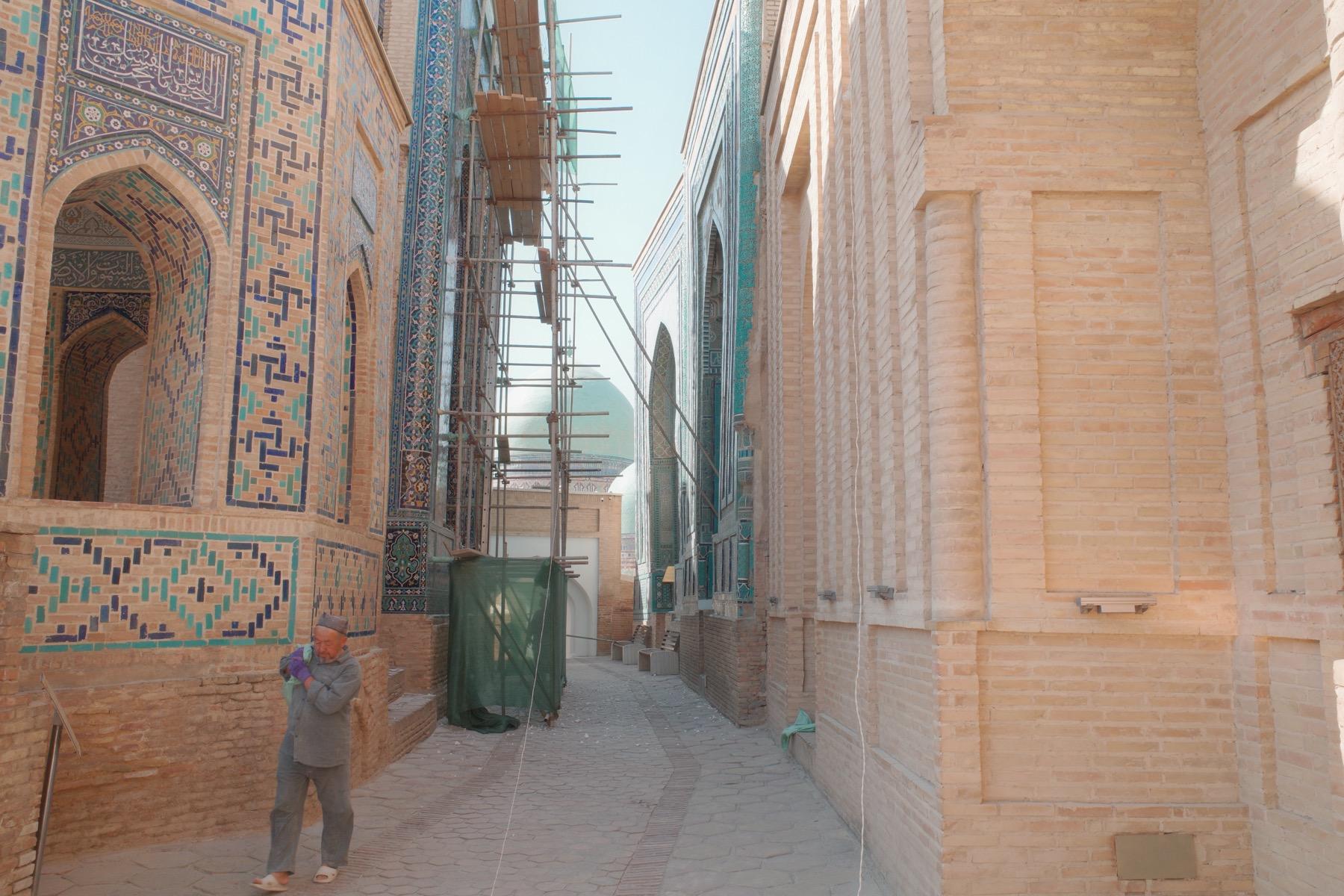 修復作業中の死者の通り