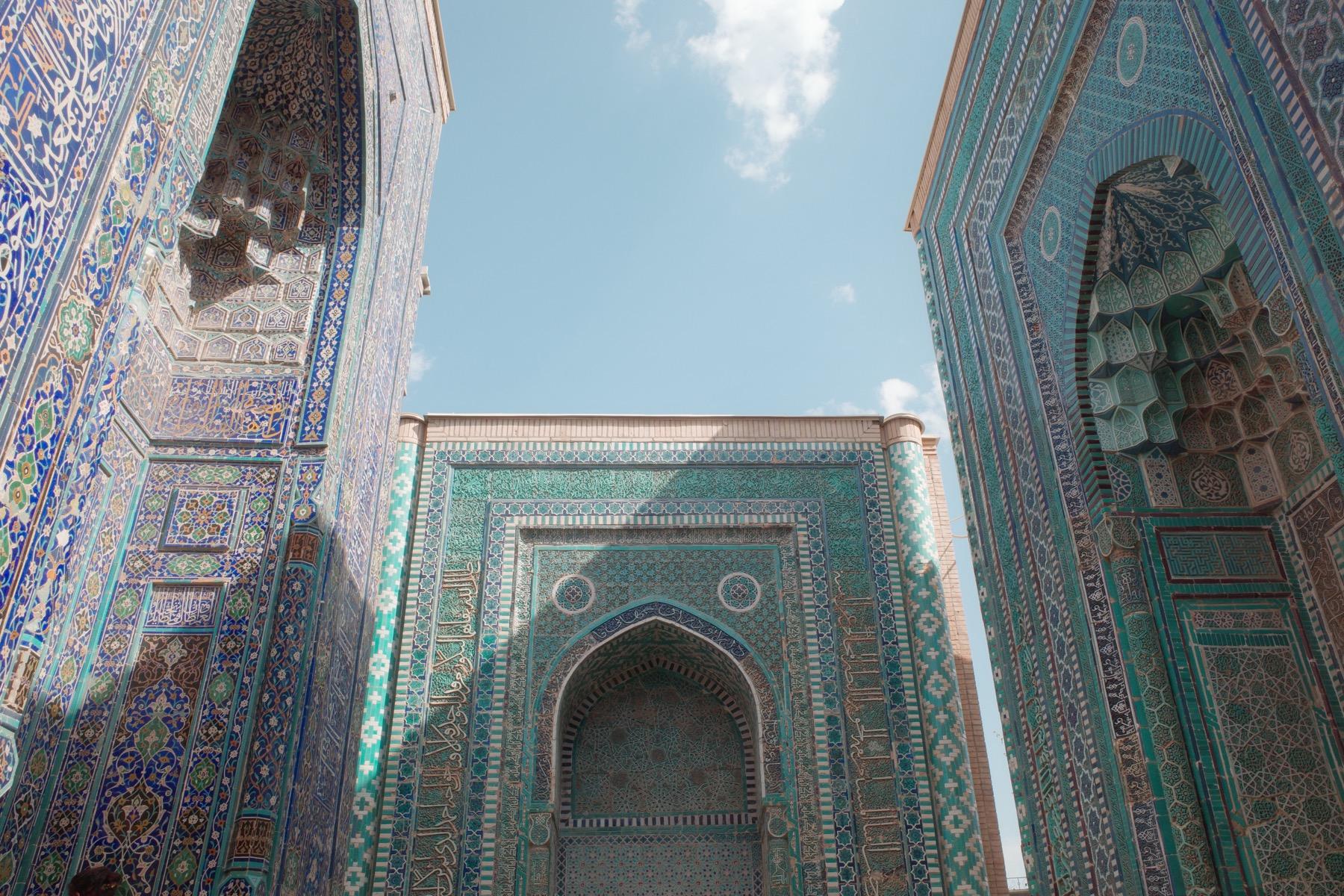 3つの廟に囲まれて圧倒される