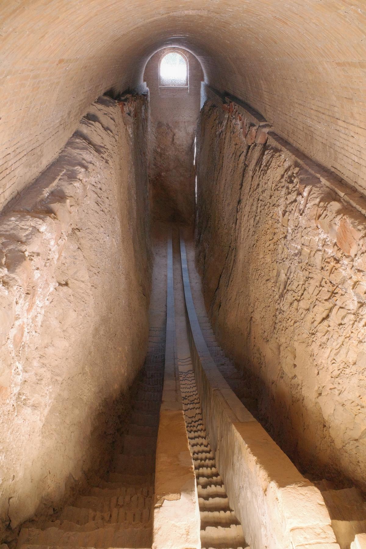 天体を観測するために作られた巨大な六分儀の跡