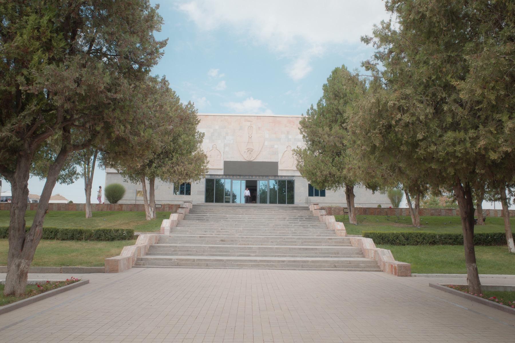 アフラシャブ博物館。13世紀にチンギス・カンによって破壊しつくされる前のさまざまな出土品が展示されている