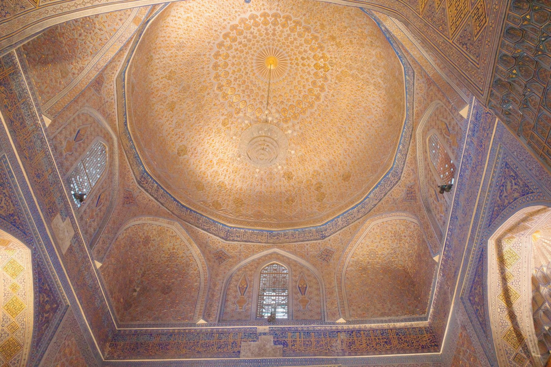 グル・アミールの内部は黄金で輝いていた