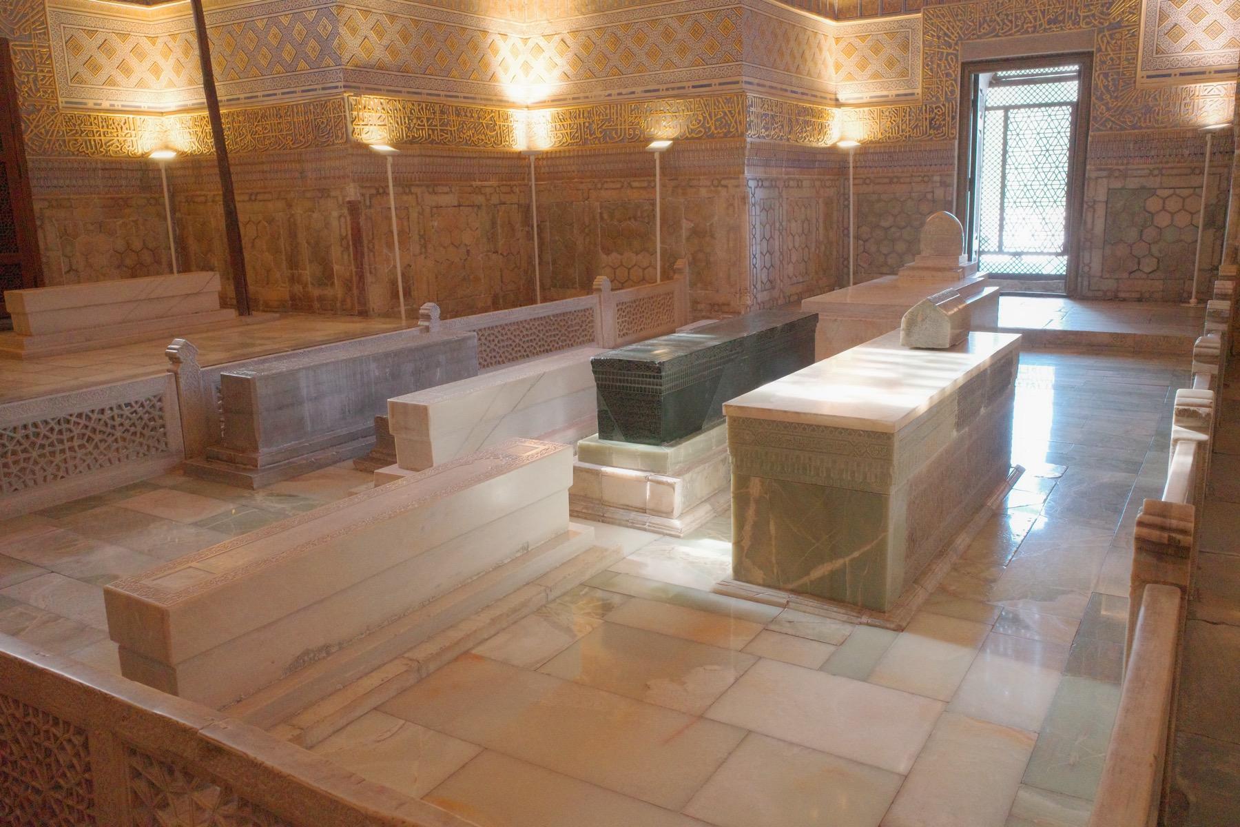 ティムールやウルグベクの墓が並ぶ