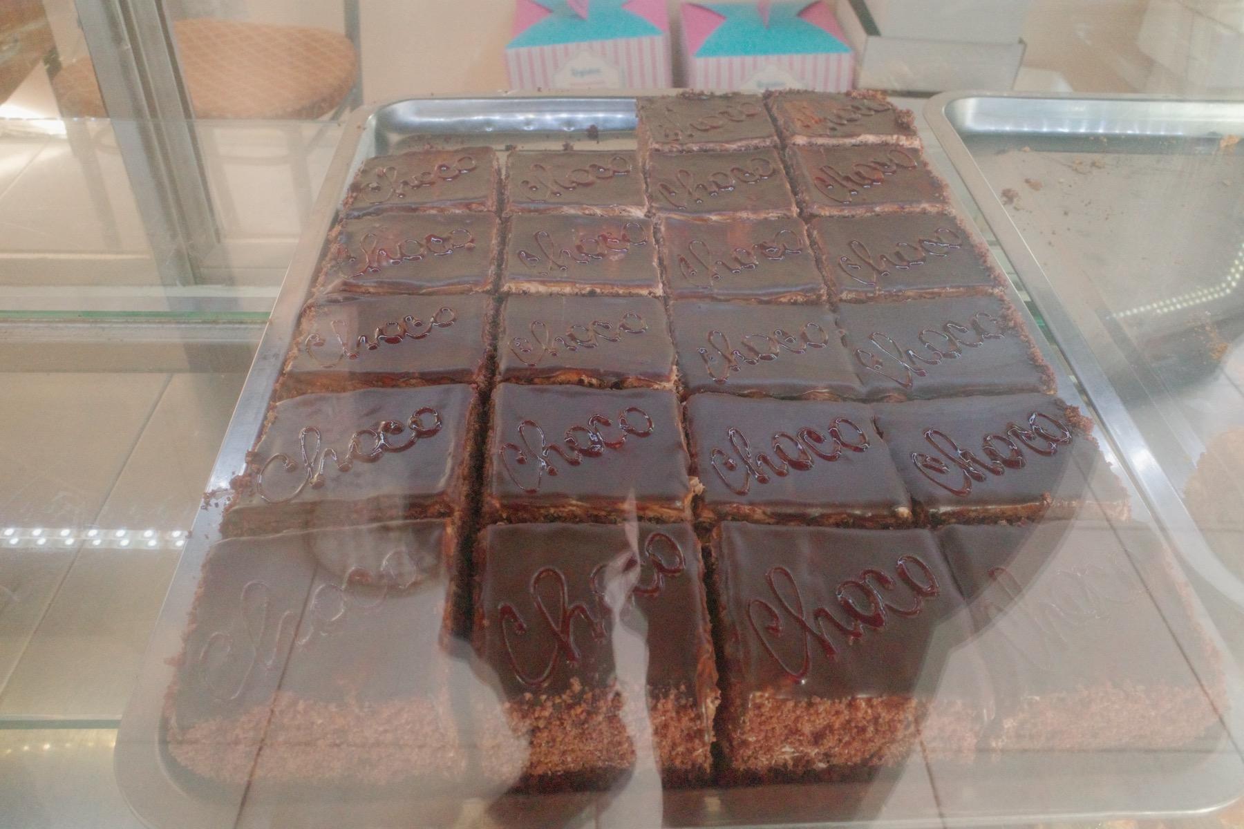 見た目はとても美味しそうなチョコレートケーキ