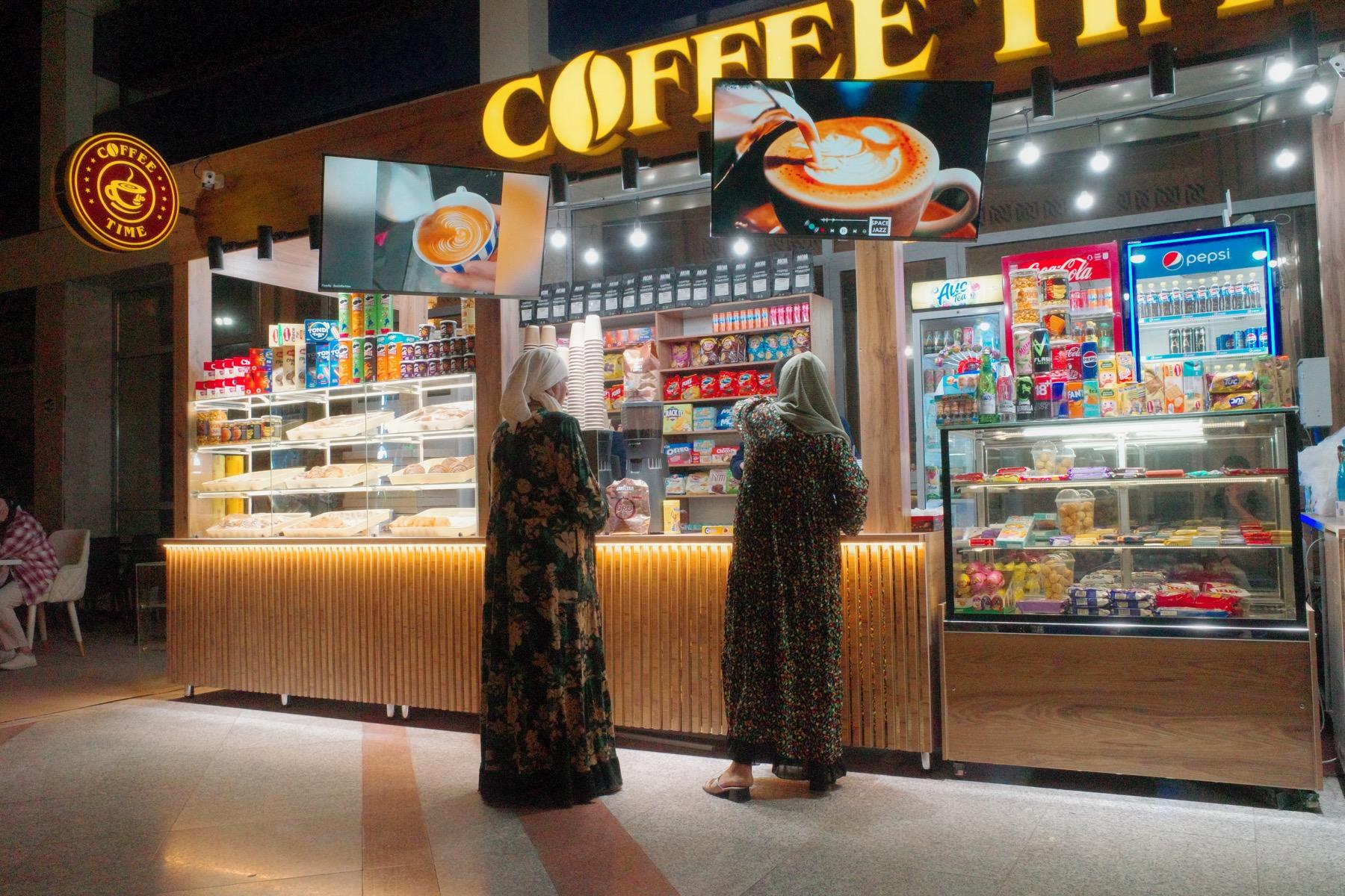サマルカンド駅の中のコーヒースタンド