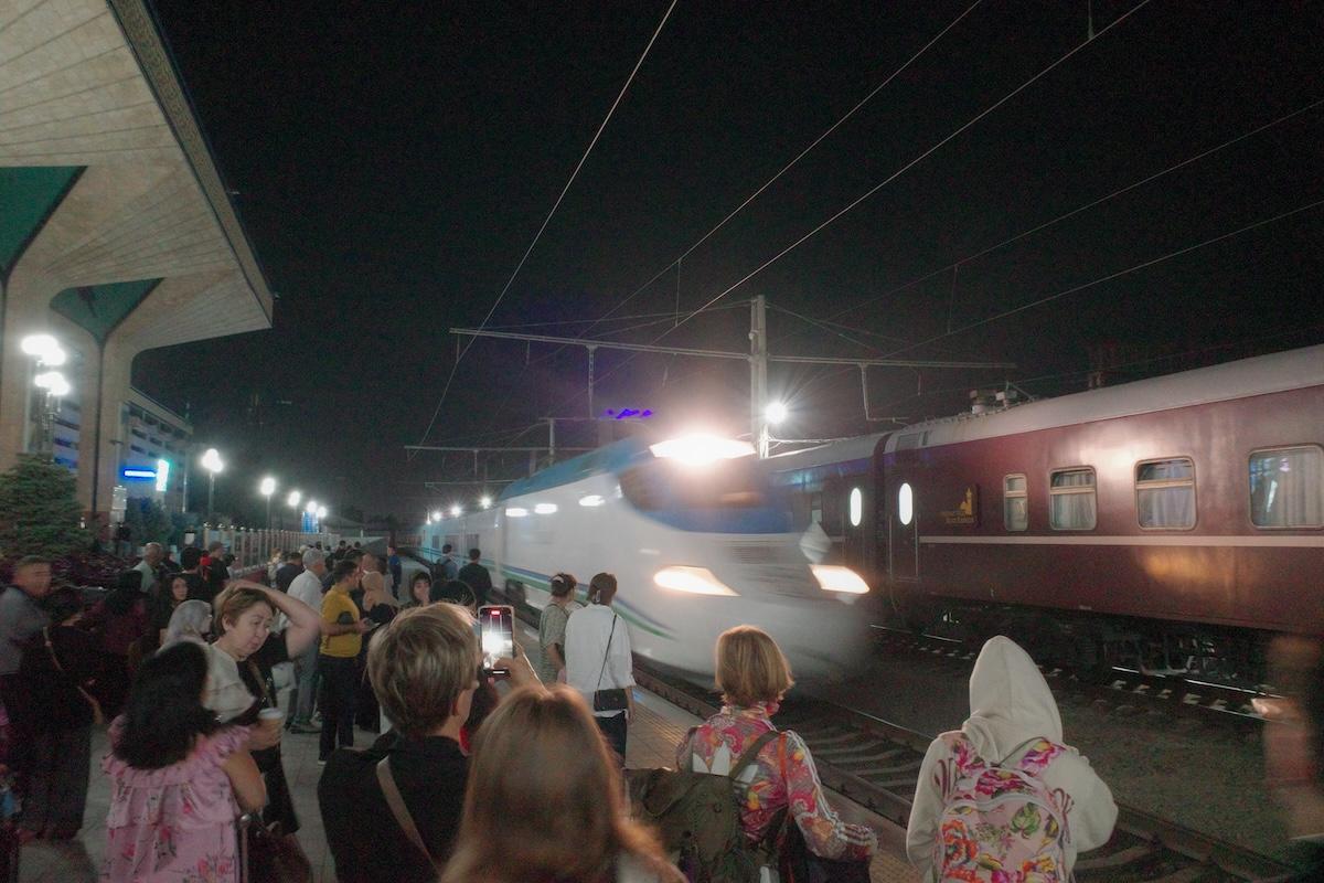 入線する高速鉄道「アフラシャブ号（Afrosiyob）」
