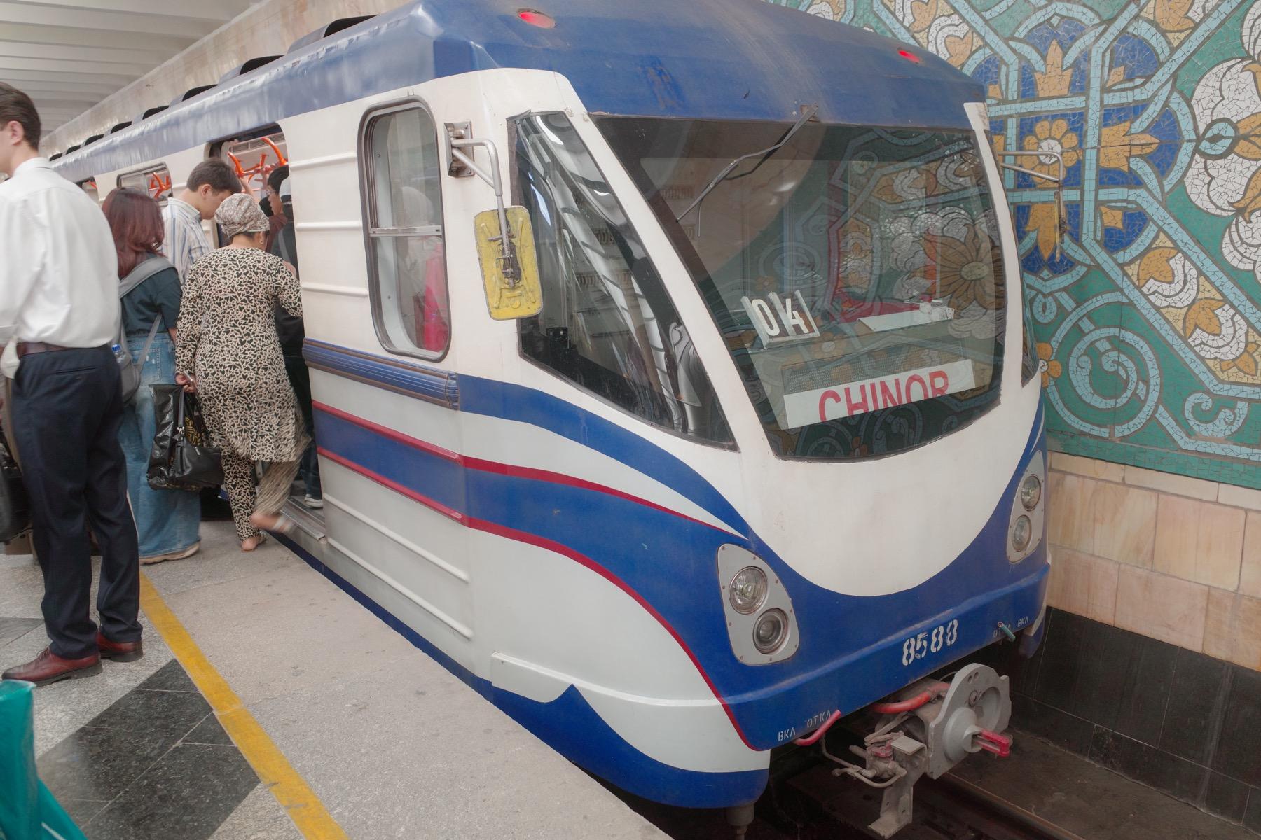 ソ連時代から使われてそうなかわいらしい旧型車両