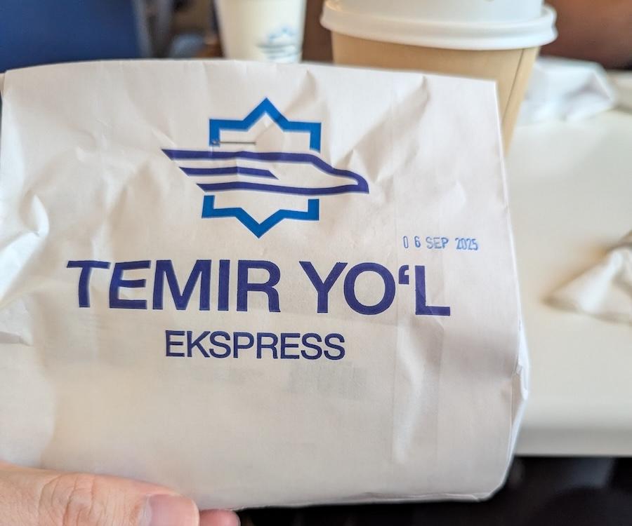 軽食が入った袋。中にはデニッシュとチョコレートが入っていた