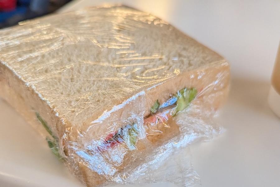 ボリュームたっぷりのサンドイッチ