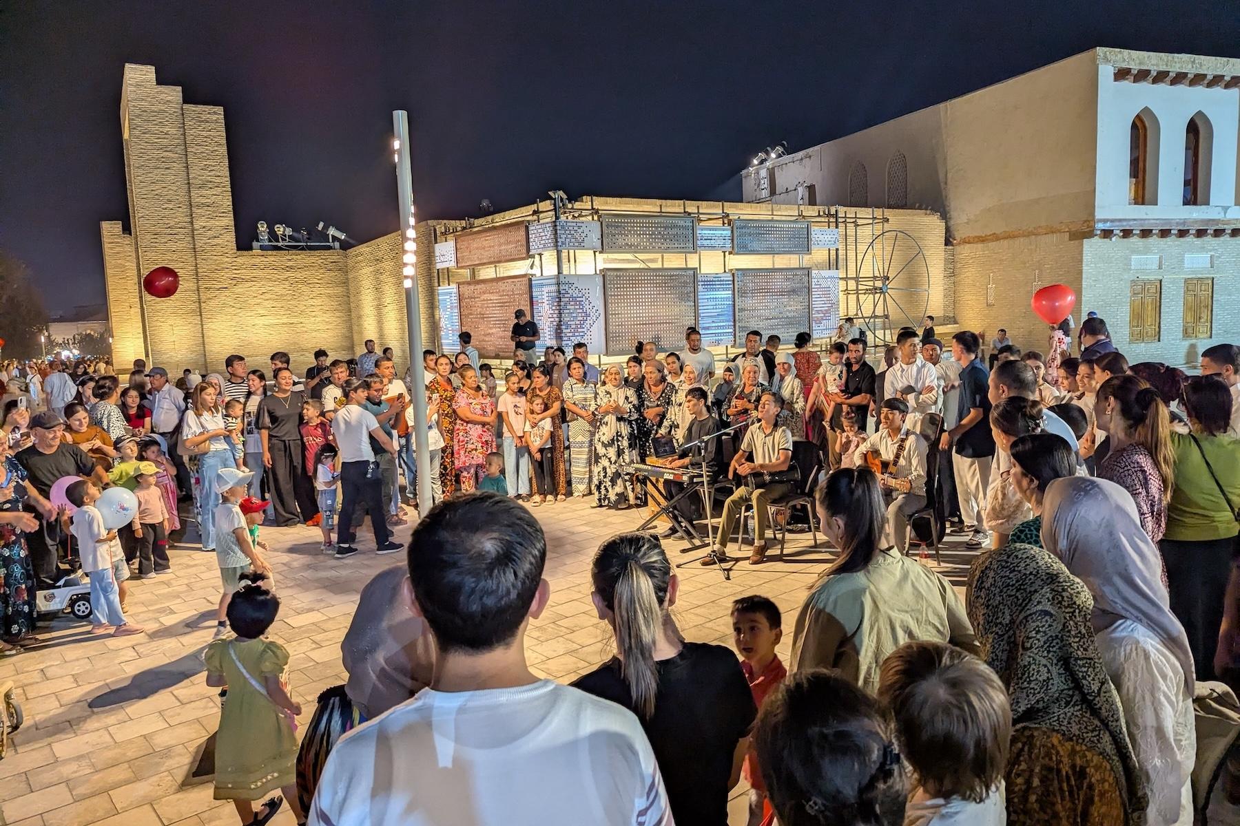 ミュージシャンが生演奏をしていると自然と子どもたちが集まって踊りだす