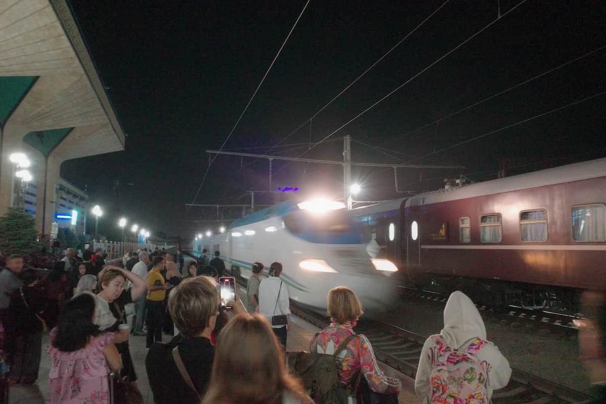 入線する高速鉄道「アフラシャブ号（Afrosiyob）」